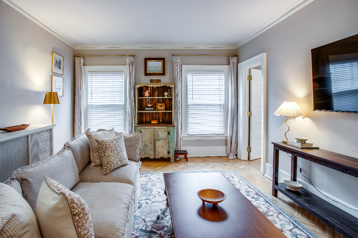 Renovated  Grand 1 Bedroom in Historic Neighborhood - Photo 4