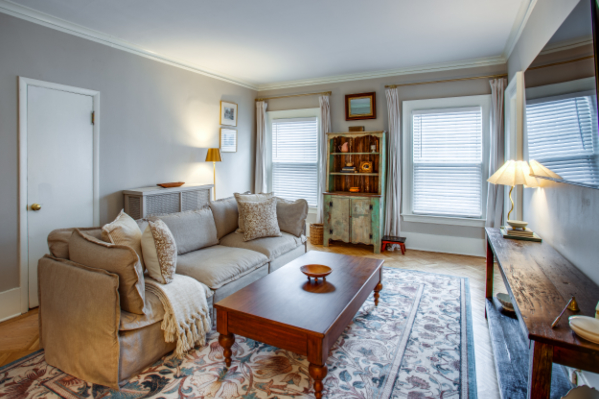 Renovated  Grand 1 Bedroom in Historic Neighborhood - Photo 7