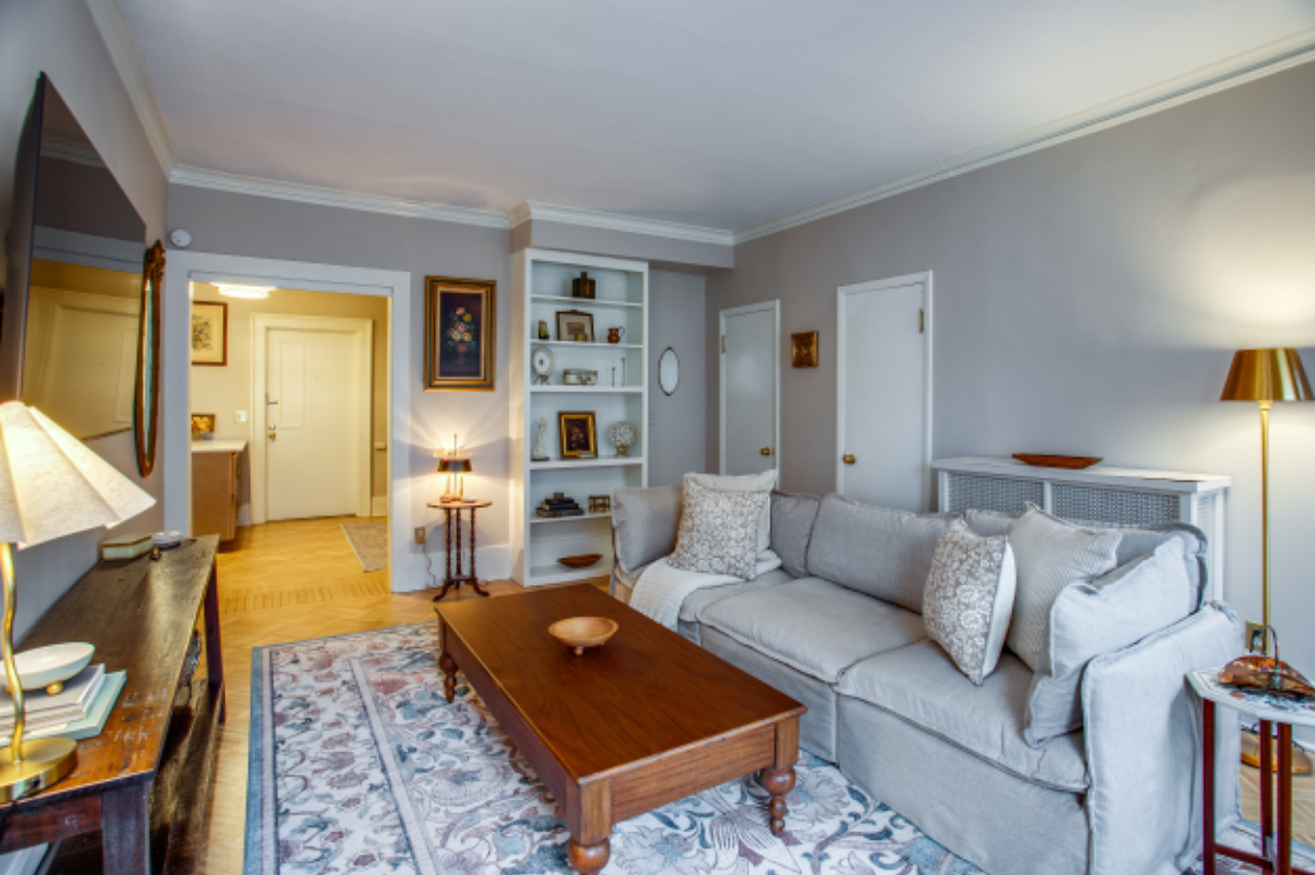 Renovated  Grand 1 Bedroom in Historic Neighborhood - Photo 8