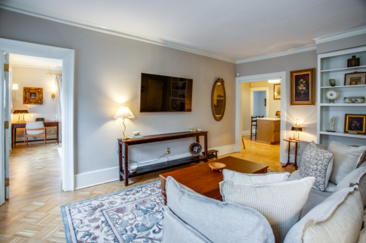 Renovated  Grand 1 Bedroom in Historic Neighborhood - Photo 9