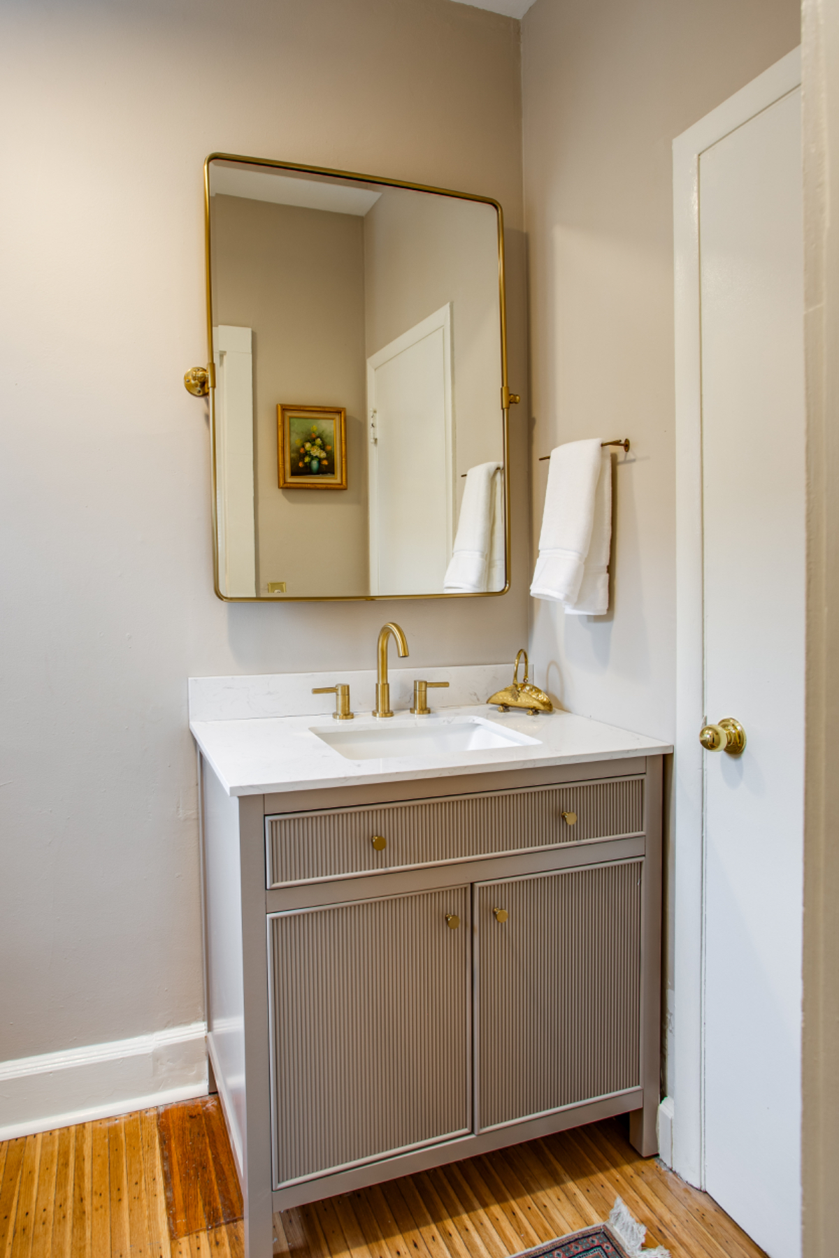 Renovated  Grand 1 Bedroom in Historic Neighborhood - Photo 12