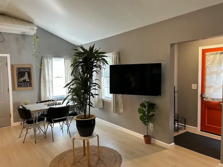 Cozy Cottage in Nice Neighborhood - Photo 3