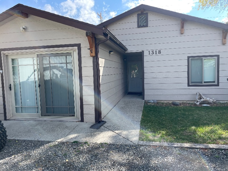 Complete renovation on a cute 2 bed 1 bath in town less than half mile from hospital - Photo 8