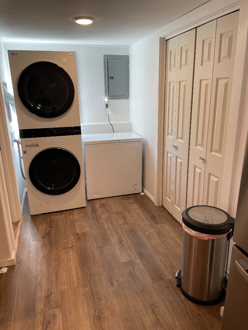 Complete renovation on a cute 2 bed 1 bath in town less than half mile from hospital - Photo 4