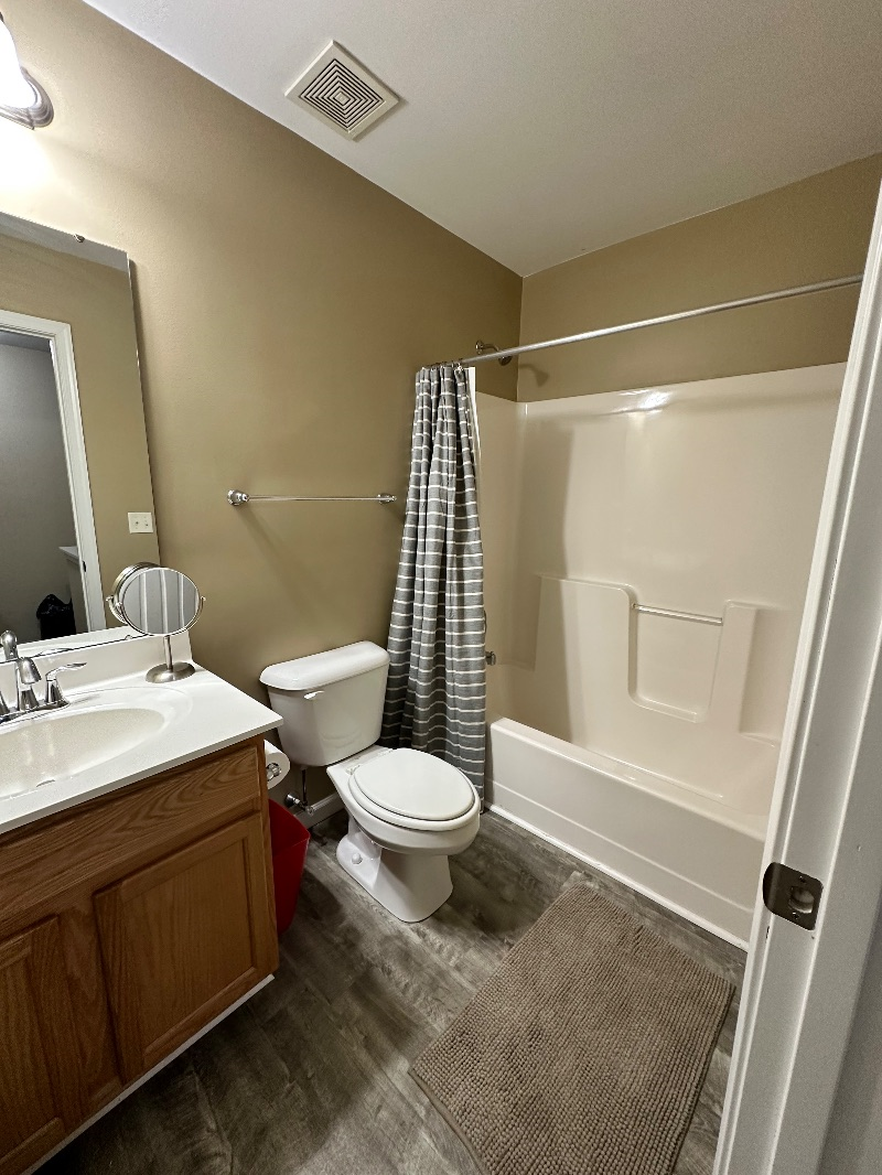 Spacious Room Available in Quiet Riverton - Photo 9