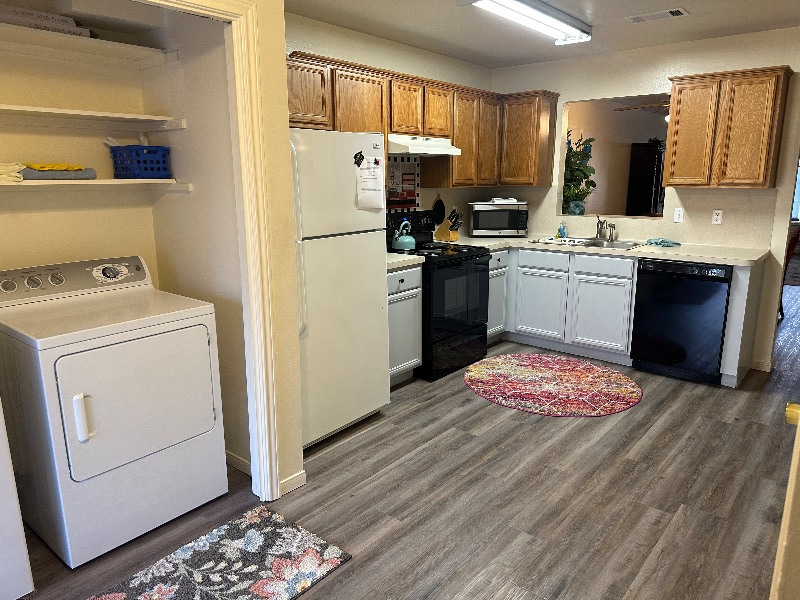Howdy Casa - 3bedroom/2bath duplex with parking in front - Photo 9