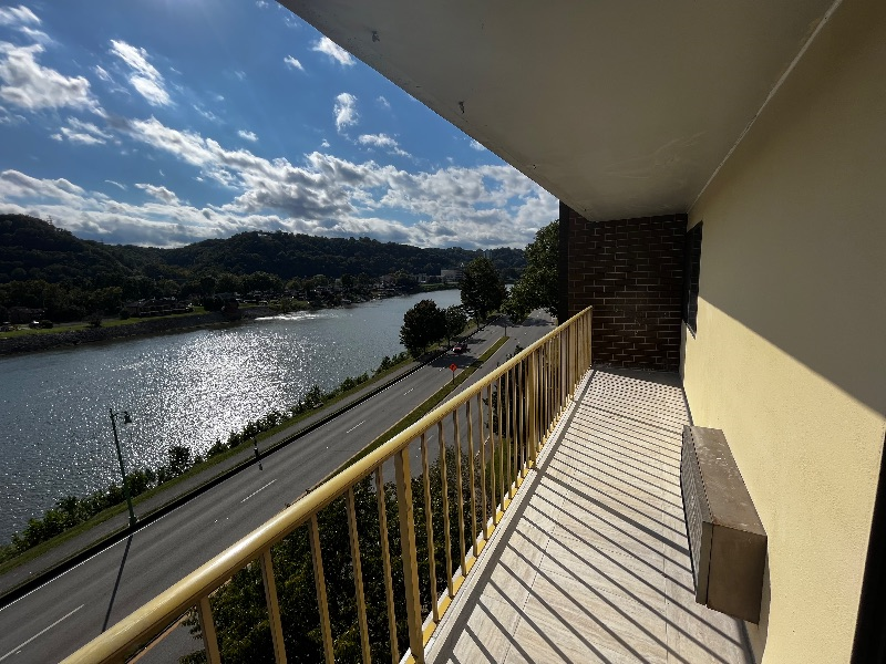 RIVERFRONT CONDO- MINUTES FROM MULTIPLE HOSPITAL SYSTEMS- WALK PATH- CAPITOL - Photo 2