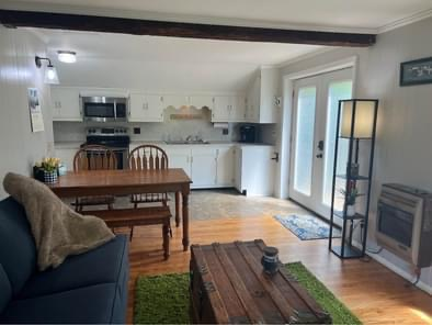 Adorable garage apartment - Photo 2