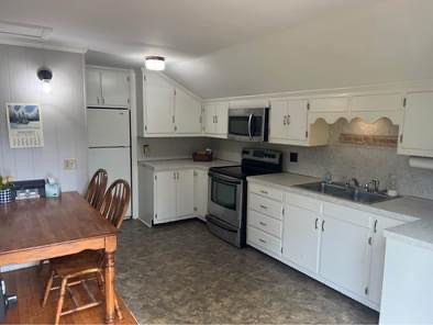 Adorable garage apartment - Photo 4
