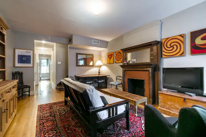 Charming garden apartment in historic brownstone on convenient beautiful block - Photo 2