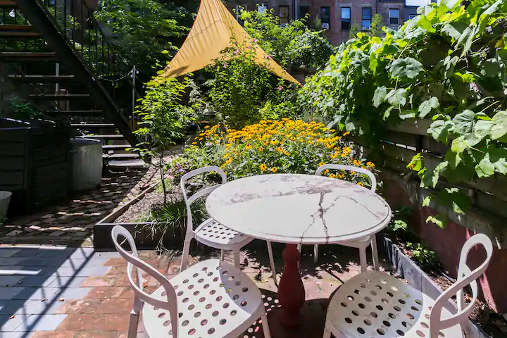 Charming garden apartment in historic brownstone on convenient beautiful block - Photo 3