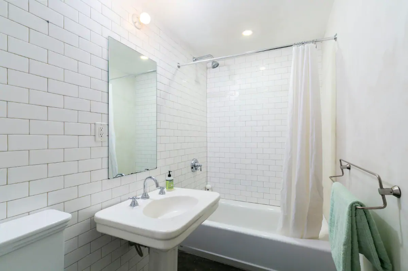 Charming garden apartment in historic brownstone on convenient beautiful block - Photo 4