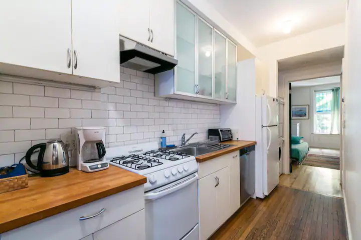 Charming garden apartment in historic brownstone on convenient beautiful block - Photo 6