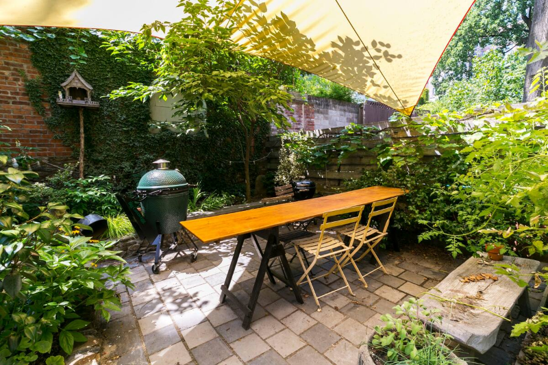 Charming garden apartment in historic brownstone on convenient beautiful block - Photo 7