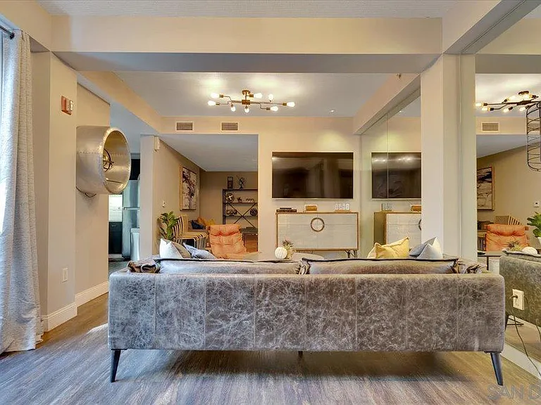 Luxurious Loft in Downtown San Diego - Movie Lovers Dream Home - Photo 3