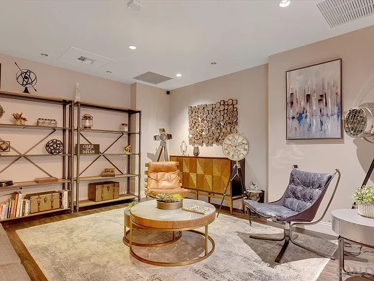 Luxurious Loft in Downtown San Diego - Movie Lovers Dream Home - Photo 2