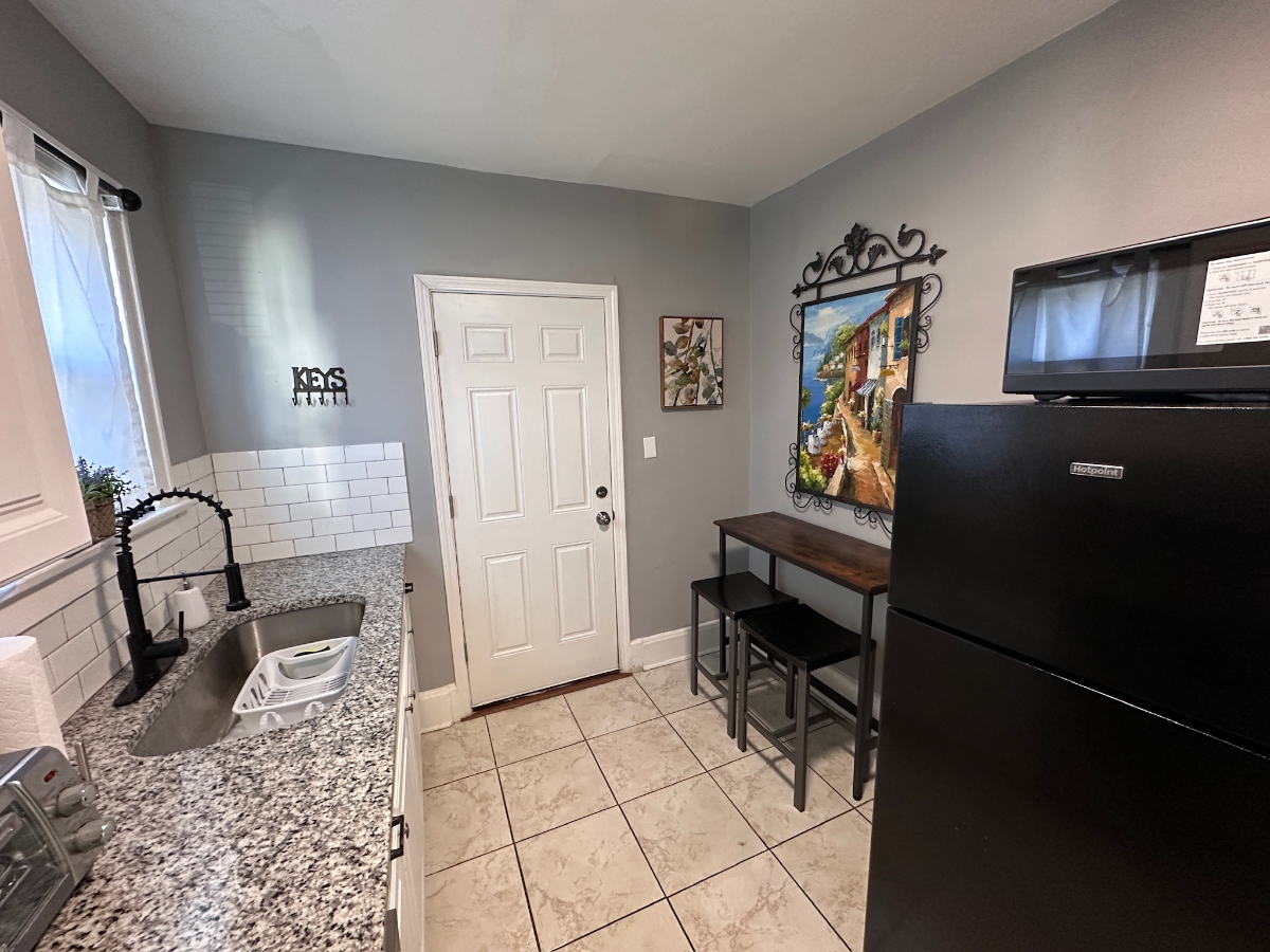 2 bedroom 1 bath near Hyde Park - Unit 1 - Photo 2