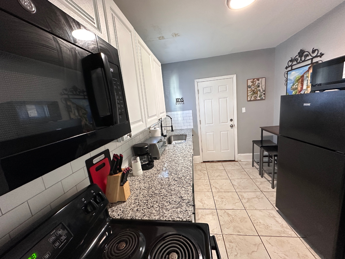 2 bedroom 1 bath near Hyde Park - Unit 1 - Photo 3