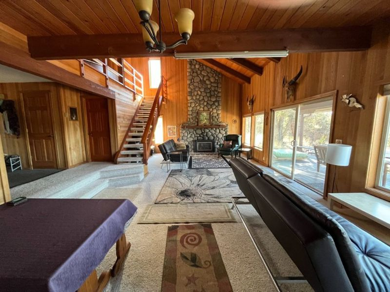 NW Bend house on wooded lot in quiet Deschutes Forest neighborhood - Photo 2