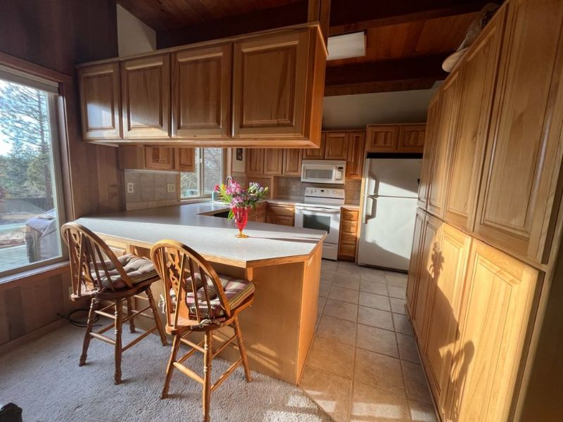 NW Bend house on wooded lot in quiet Deschutes Forest neighborhood - Photo 3