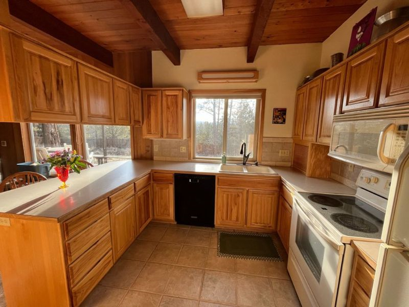 NW Bend house on wooded lot in quiet Deschutes Forest neighborhood - Photo 4