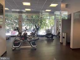 Lovingly furnished apartment with park view fr balcony near Metro in building with full amenities - Photo 10