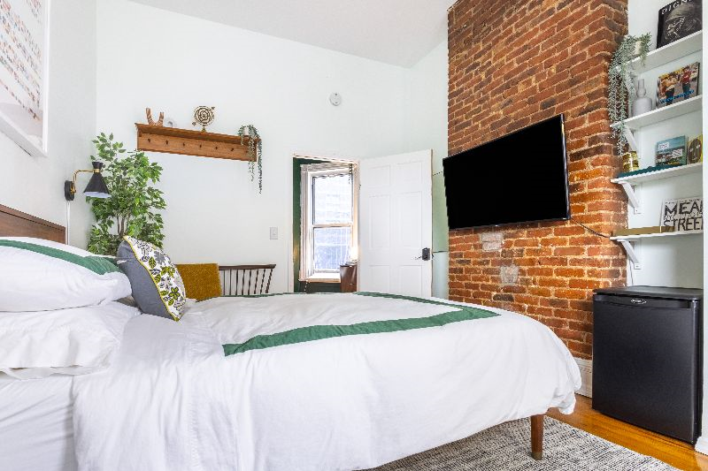 High end room by Industry City steps from express subway - Photo 1