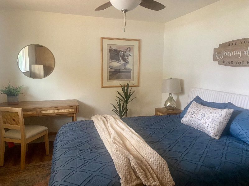 Experience Cozy Comfort in Your Beautiful Room in a House in Oregon's Charming City - Photo 1
