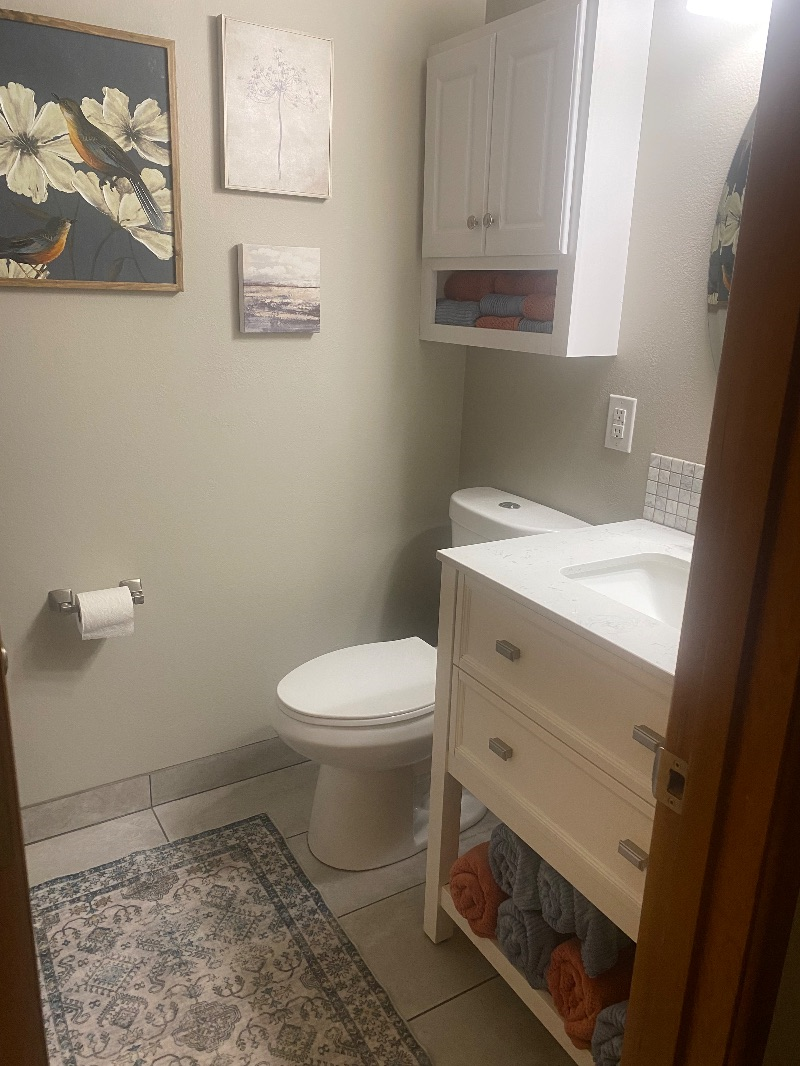 Experience Cozy Comfort in Your Beautiful Room in a House in Oregon's Charming City - Photo 3