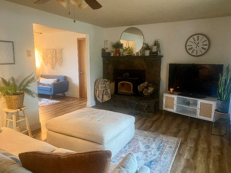 Experience Cozy Comfort in Your Beautiful Room in a House in Oregon's Charming City - Photo 5