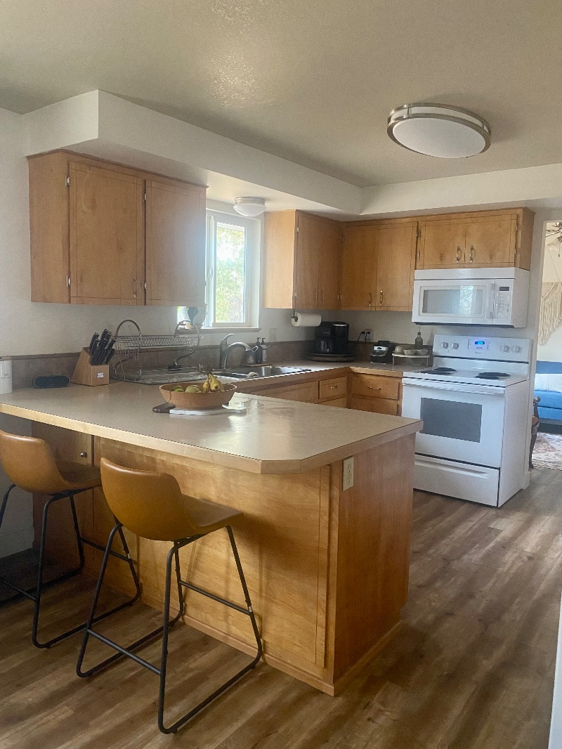Experience Cozy Comfort in Your Beautiful Room in a House in Oregon's Charming City - Photo 6