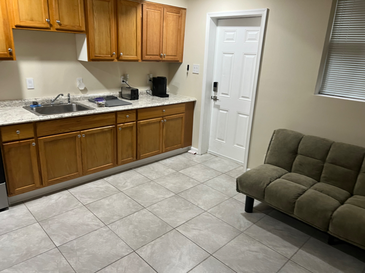 Private Basement Studio Apt in Congress Heights with Parking - Photo 8