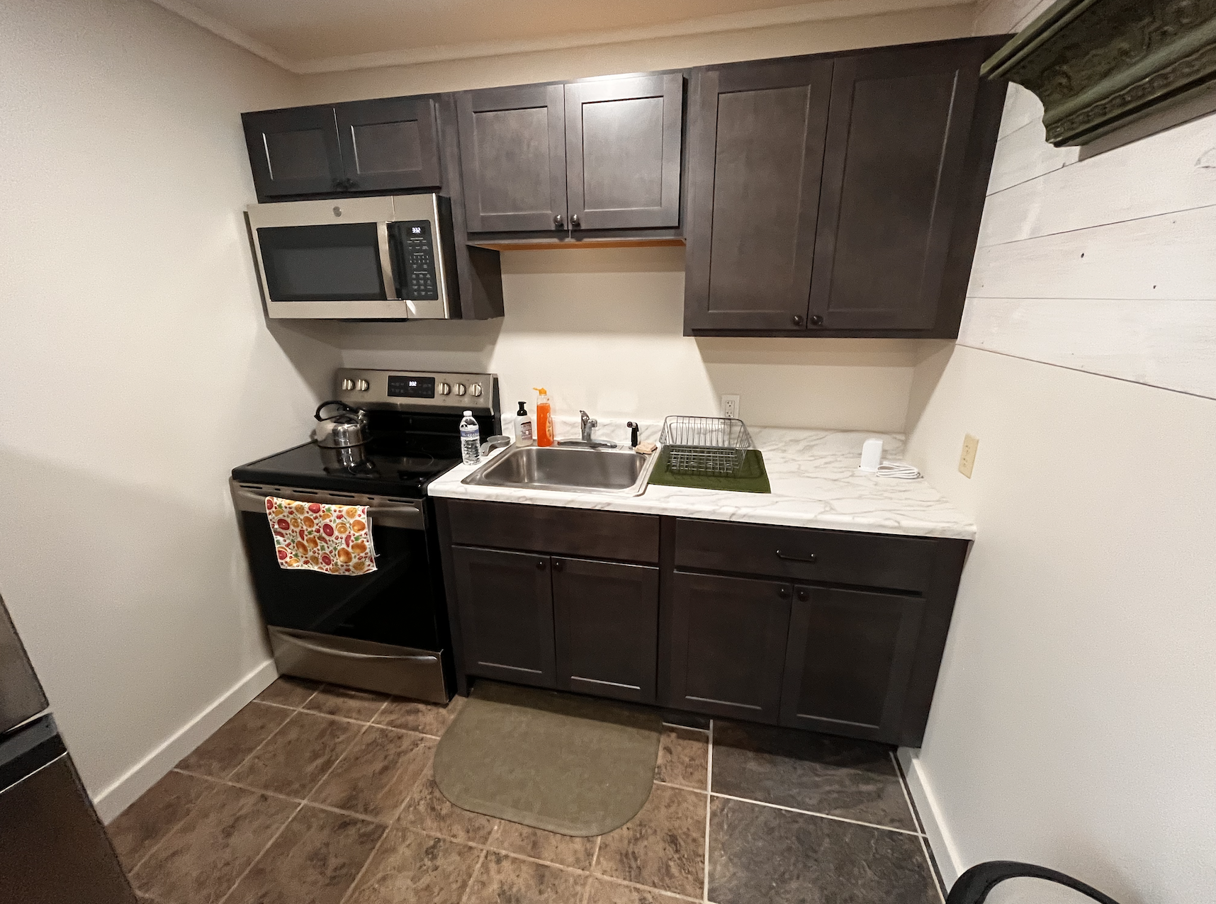Recently Renovated 1BR near Copley Hospital - Photo 8