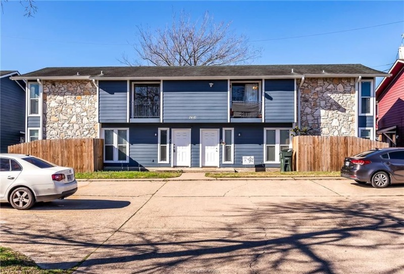 Aggie Townhouse - Photo 1