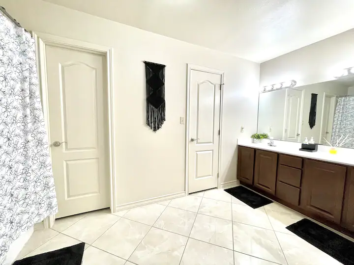 Modern 4-Bedroom Home - Photo 1