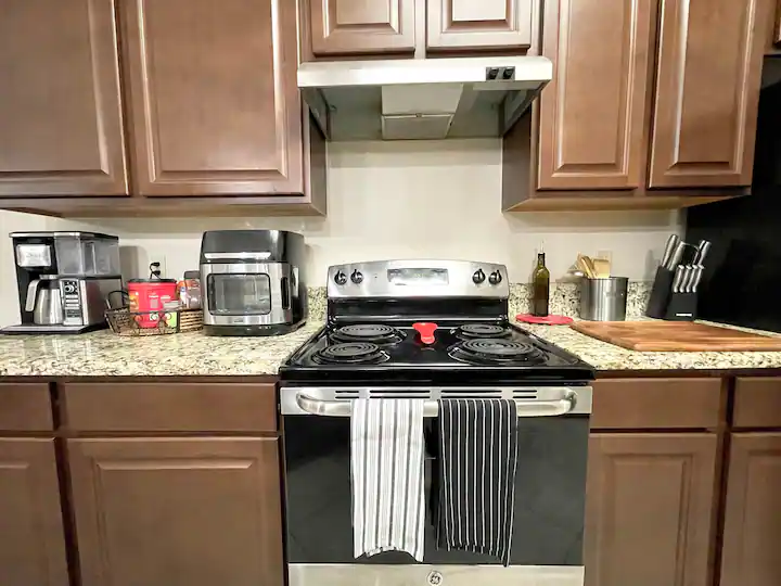 Modern 4-Bedroom Home - Photo 2