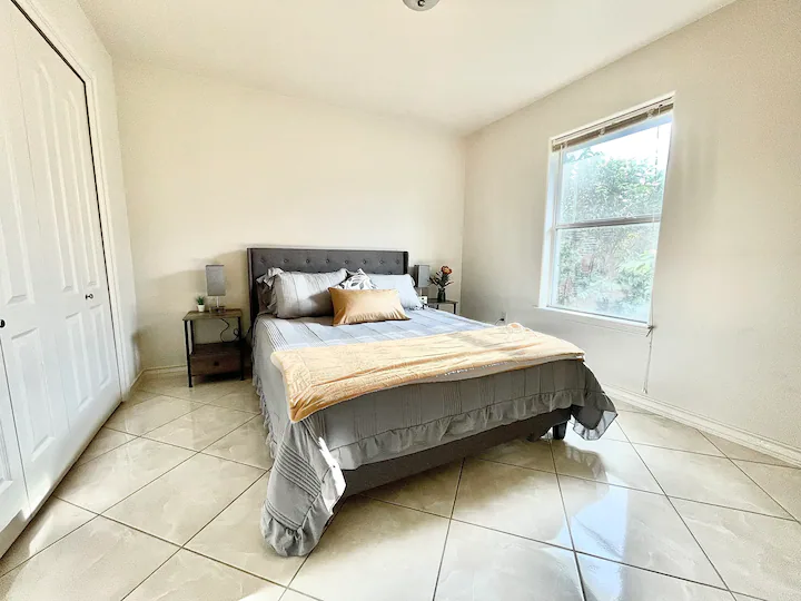 Modern 4-Bedroom Home - Photo 3
