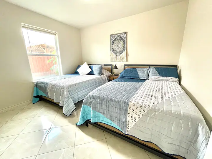 Modern 4-Bedroom Home - Photo 4