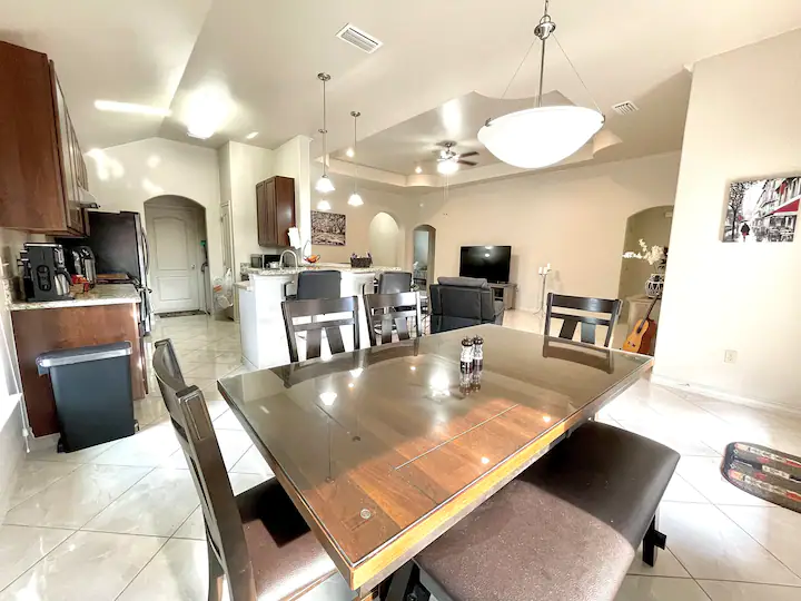 Modern  4-Bedroom Home - Photo 6