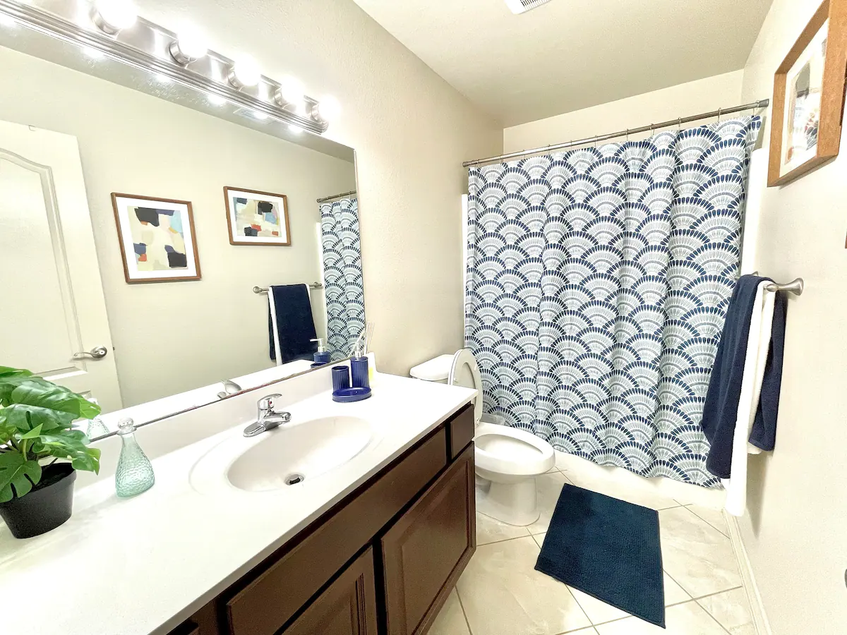 Modern  4-Bedroom Home - Photo 9