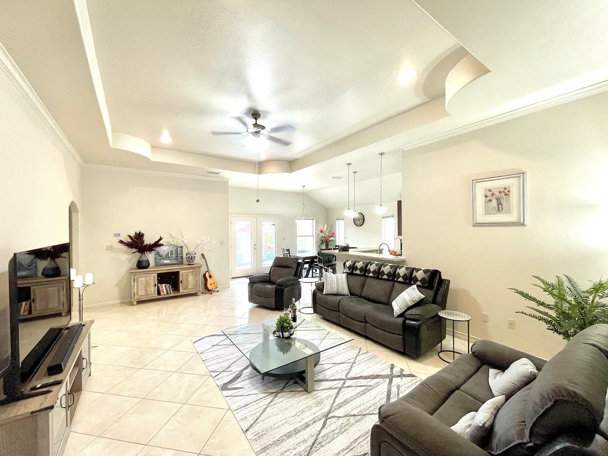 Modern  4-Bedroom Home - Photo 10