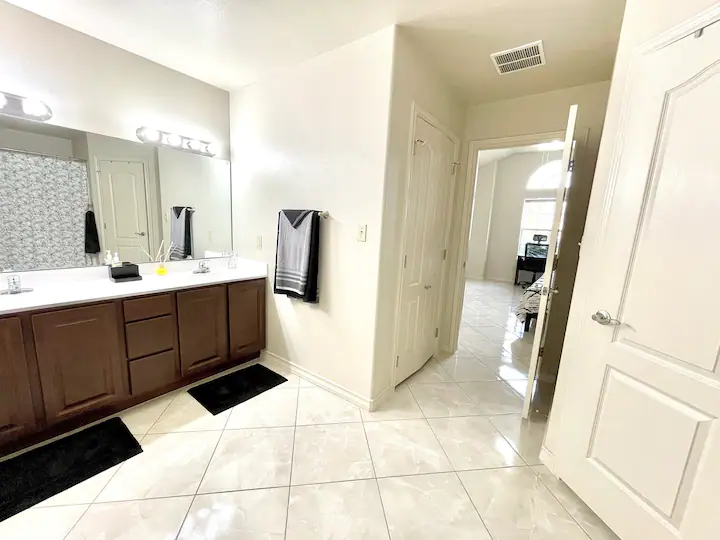 Modern  4-Bedroom Home - Photo 12