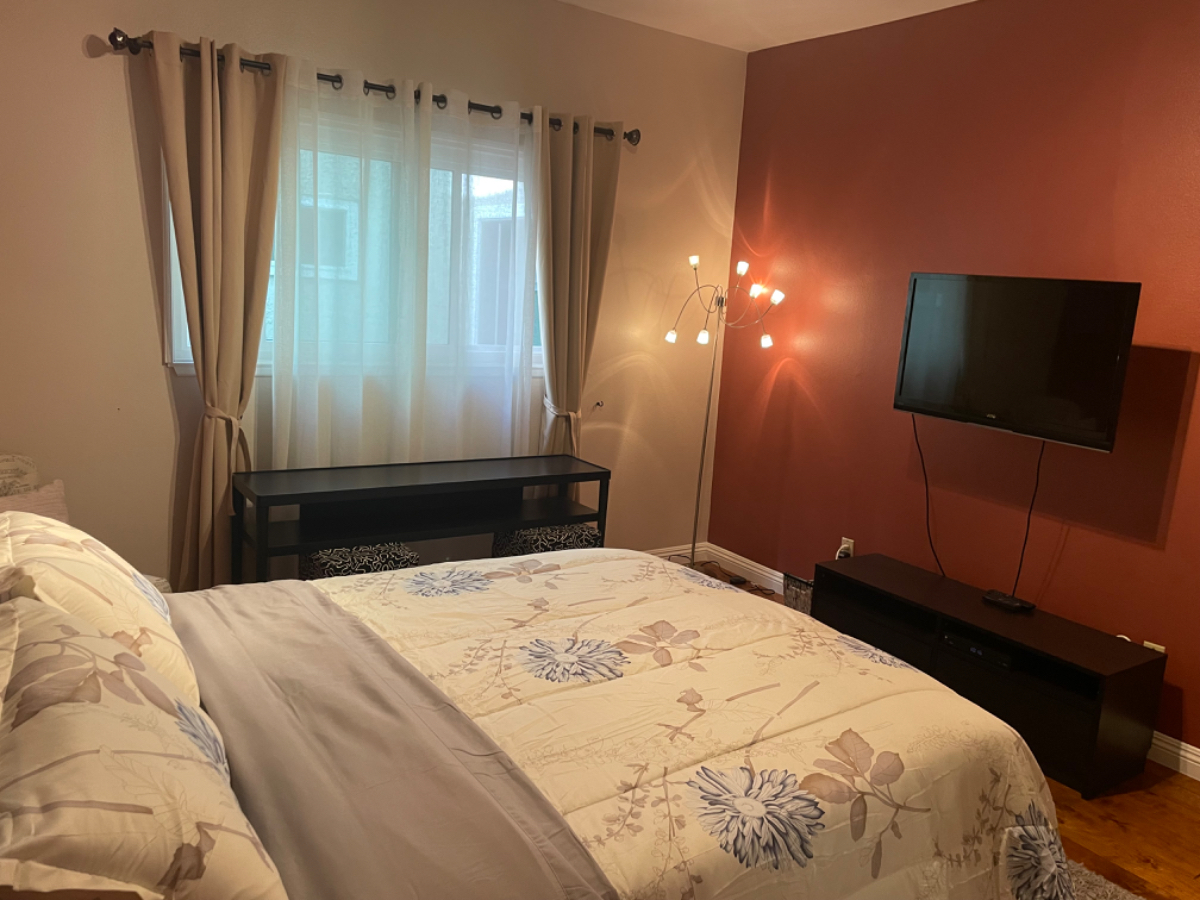 Cozy Room in Beautiful and Full of Positive Energy Apartment in the Heart of Los Angeles - Photo 2