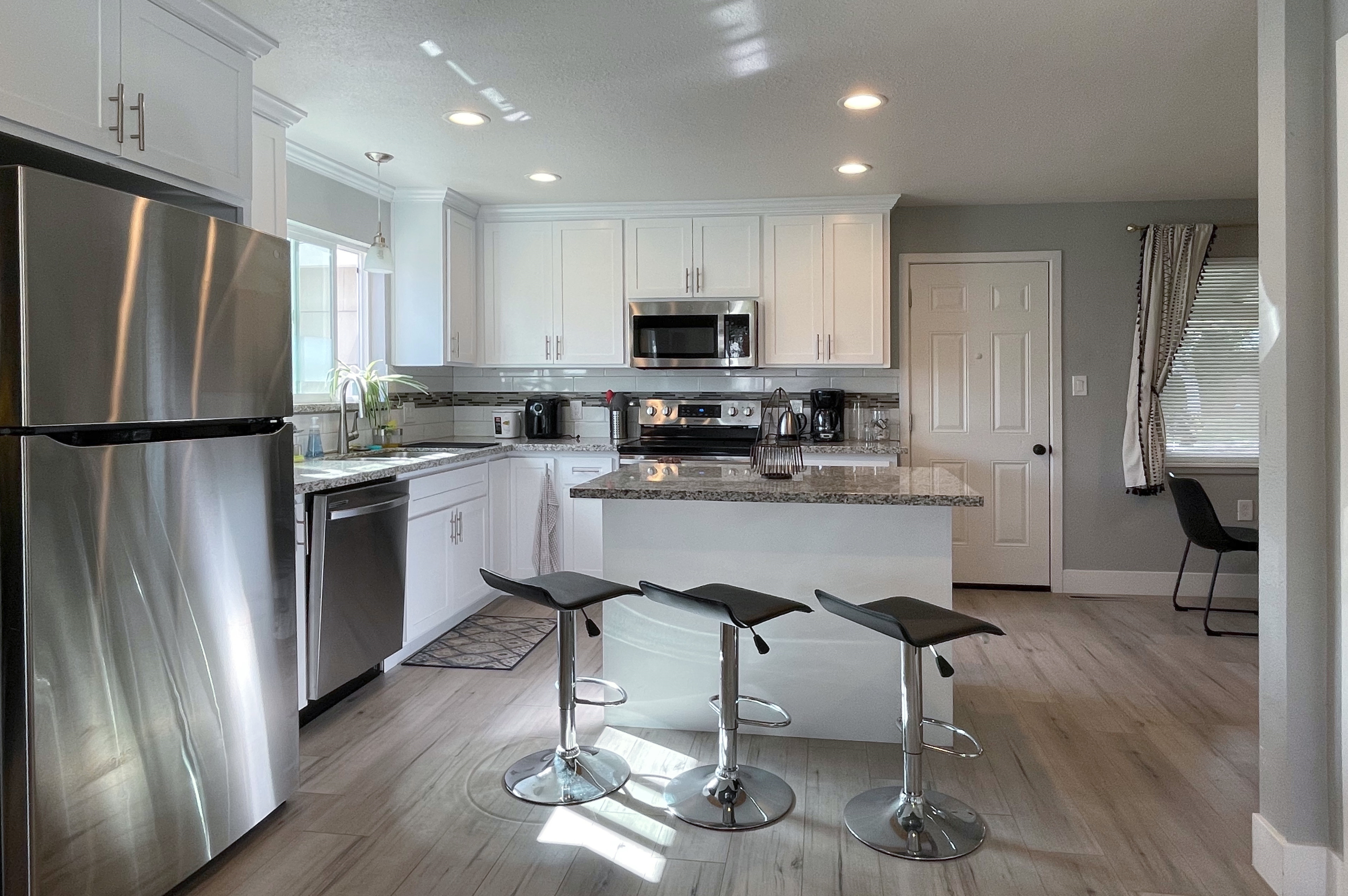 Modern spacious quiet home close to the River - Photo 2
