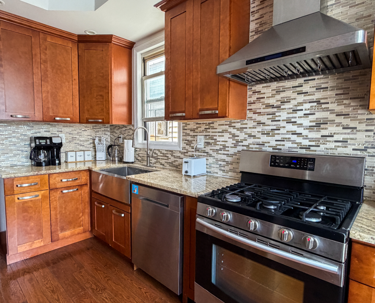 Modern 2BR Apt with Free Parking - Photo 1