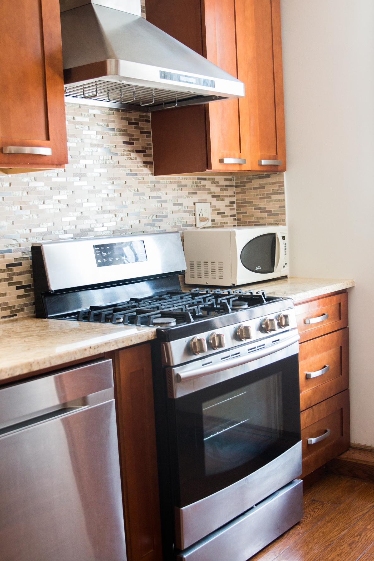 Modern 2BR Apt with Free Parking - Photo 2