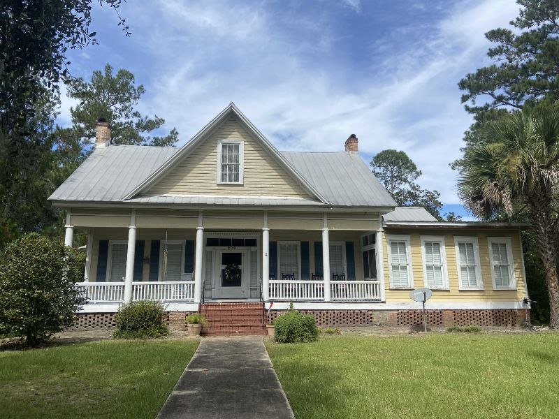 Charming Apartments withing Walking Distance to Downtown Apt 1