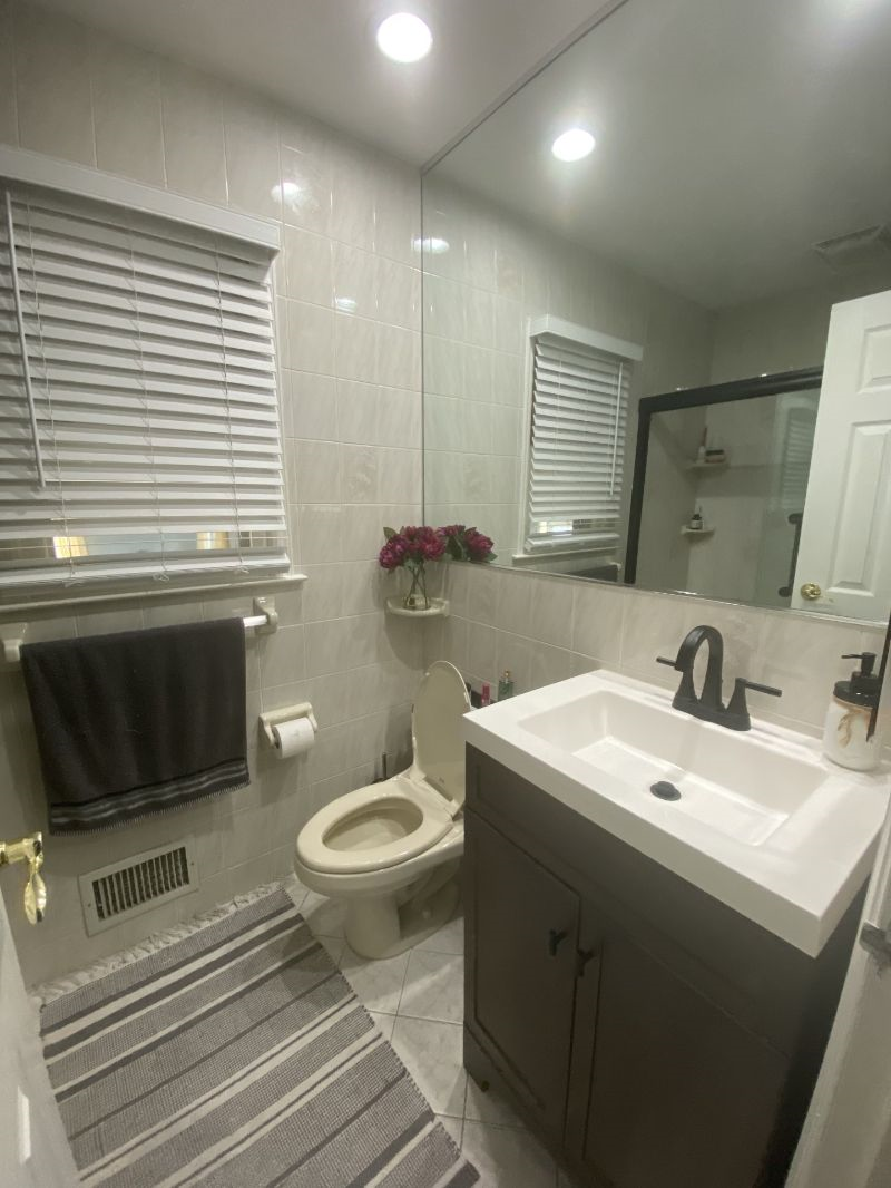 Cozy Room in Bay Shore - Comfortable Living Spacious Backyard and Convenient Location - Photo 1