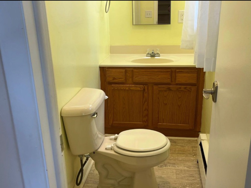 Unit 1 Queen en-suite private 1/2 bath TV &fridge - Photo 4