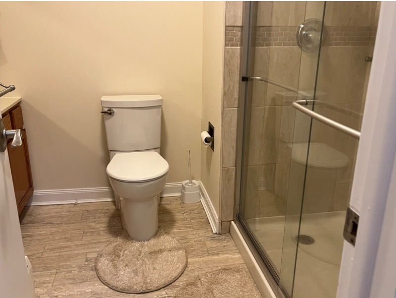 Unit 1 Queen en-suite private 1/2 bath TV &fridge - Photo 9